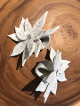 Load image into Gallery viewer, 50 Pieces Wine Bottle Flower - Wedding Reception Table / Party Table Decoration